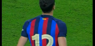 Z tym NUMEREM Robert Lewandowski DEBIUTOWAŁ w Barcelonie!